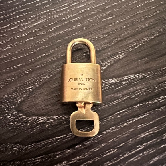Authentic LV lock and key - Picture 2 of 4